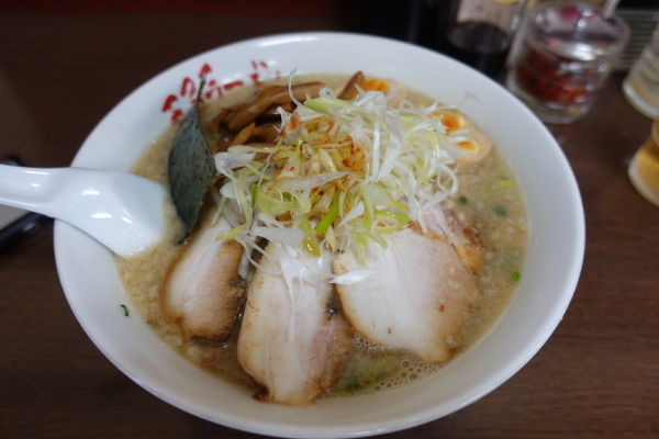 愛煙家にはたまらない！　ラーメンを食べながら燻製になろう！東京都北区豊島「王子ラーメン」